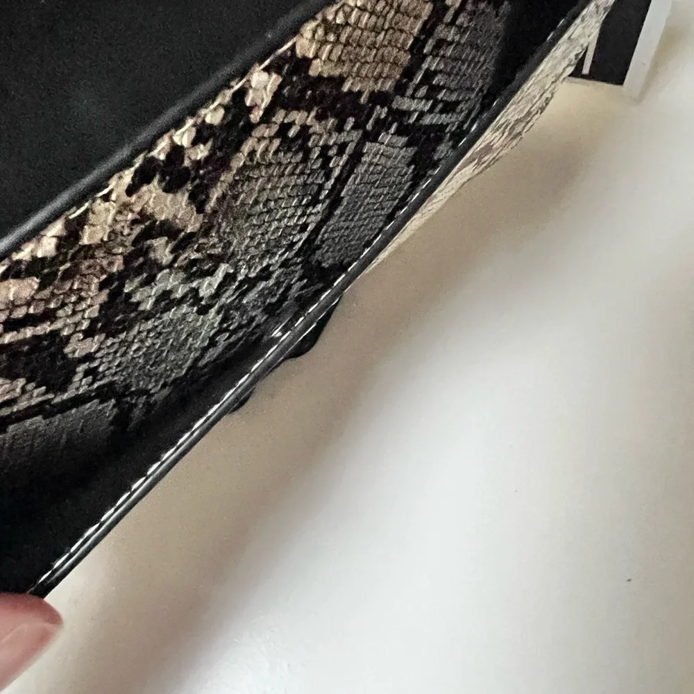 INZI snakeskin pocket shoulder bag.‎ Chunky link strap.